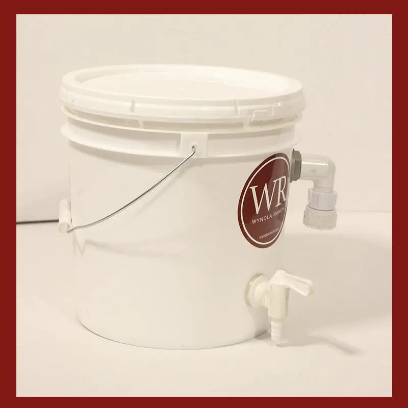 Bucket Water reservoir with ON/OFF Valve and Auto Float (2 GAL) Wynola Ranch
